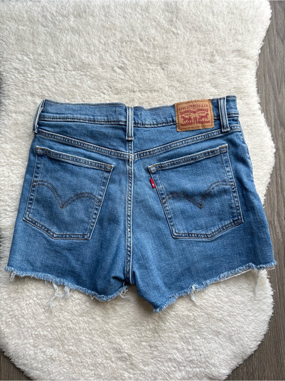 Levi’s Denim Distressed High-Rise Women’s Jean Shorts - Picture 3 of 3